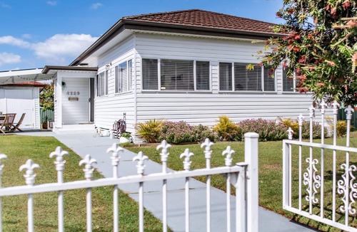 Ettalong Beach House | Pet Friendly, stroll to beach,cafes & restaurants