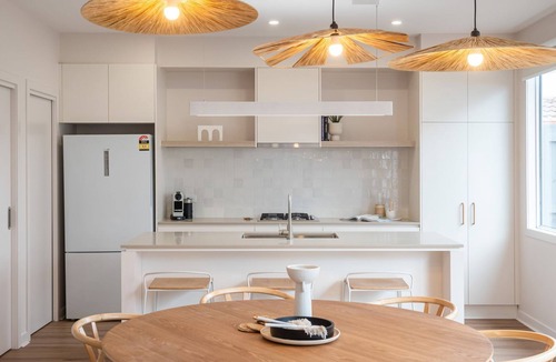 McCrae House | Pet Friendly - Surrey Sunset Sanctuary in McCrae