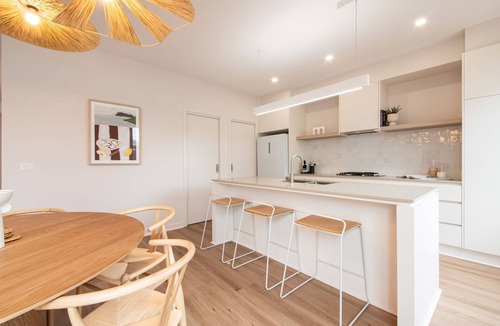 McCrae House | Pet Friendly - Surrey Sunset Sanctuary in McCrae