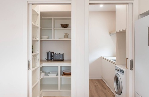 McCrae House | Pet Friendly - Surrey Sunset Sanctuary in McCrae