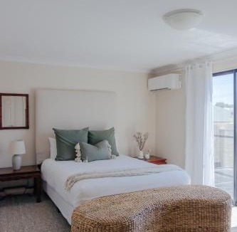 Bluff Point House | Pet Friendly Townhouse