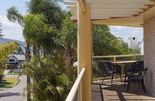 Corlette House | pet friendly - Views- Meters to the Beach & Anchorage Port Stephens