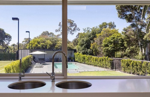 Mount Eliza House | Pet Friendly - Whispering Woodlands with Pool and Tennis Court
