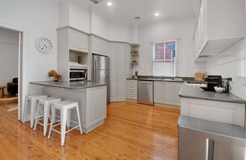 Wagga Wagga House | Peter Cottage. Fireplace & Deck. Wagga Wagga CBD