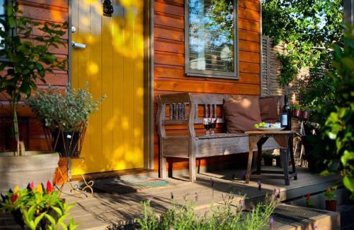 Hepburn House | Piccolo Cosy Cottage with views