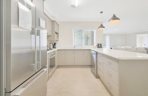 Bathurst Apartment | Piper St - Sleek & Stylish, CBD, Wi-Fi