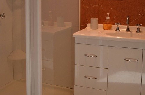Warwick Apartment | Pitstop Cottage