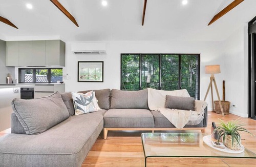 Clifton Beach House | Pixie Haven- Coastal Bliss Meets Rainforest Tranquility – Luxurious Beachfront Escape