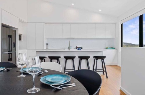 East Jindabyne House | Poet's Den, Stunning 4-Bedroom in Tyrolean Village, with double garage