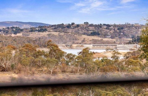 East Jindabyne House | Poet's Den, Stunning 4-Bedroom in Tyrolean Village, with double garage
