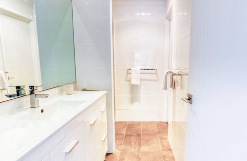 Dunsborough House | Pool and Putt Paradise
