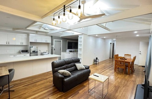 Marsden House | Pool House with free parking and air conditioning