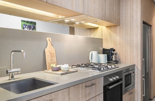 South Yarra Apartment | Poolside 2-Bed Apartment in South Yarra