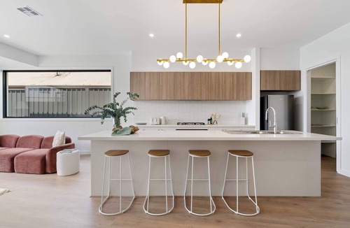 Mornington House | Poolside Villa - Heated Pool, Beach 3min