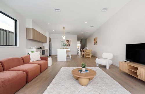 Mornington House | Poolside Villa - Heated Pool, Beach 3min