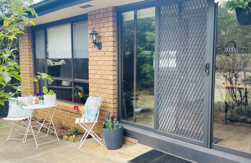 Clunes House | Poppies@Clunes Centrally located 80s-style home Cosy, comfortable & relaxing !