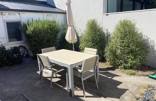 Port Melbourne House | Port Cottage - Centrally located 2 bedroom house in private, quiet location