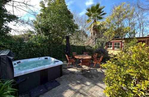 Albury House | Porters Cottage Grande (two units)