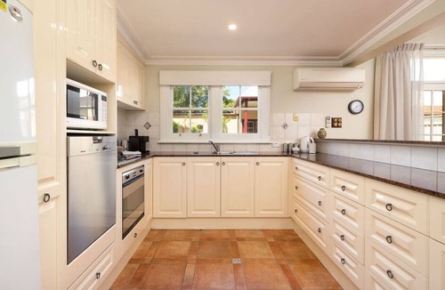 Albury House | Porters Cottage Oasis | Hot Tub Pet Friendly Walk to Dean Street