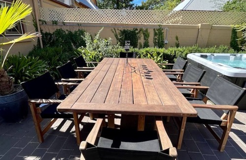 Albury House | Porters Cottage Oasis | Hot Tub Pet Friendly Walk to Dean Street