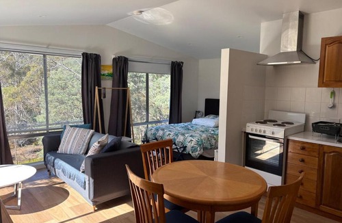 Kingston Apartment | Potoroo Cottage Bush setting 7 mins drive to cbd