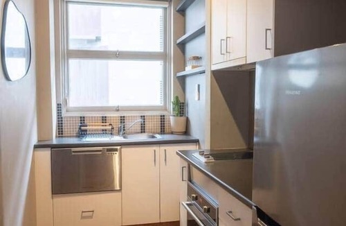 Potts Point Apartment | Potts Point Art Deco w/Harbour & Skyline Views