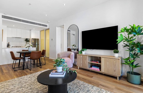 Southbank Apartment | Prima Tower Retreat | Steps from Crown & River