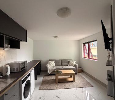 Carlton South Apartment | Prime Carlton 1BR Walk to CBD & UNI