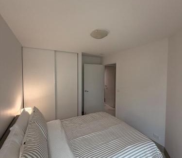 Carlton South Apartment | Prime Carlton 1BR Walk to CBD & UNI