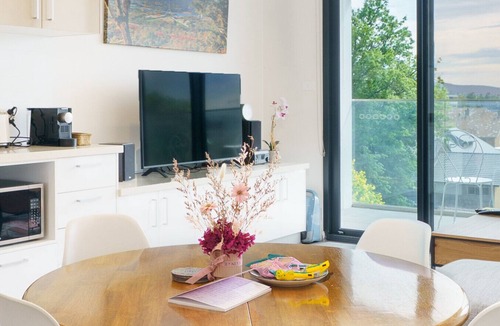 Kingston Apartment | Prime Kingston Modern Apt with Balcony near Lake