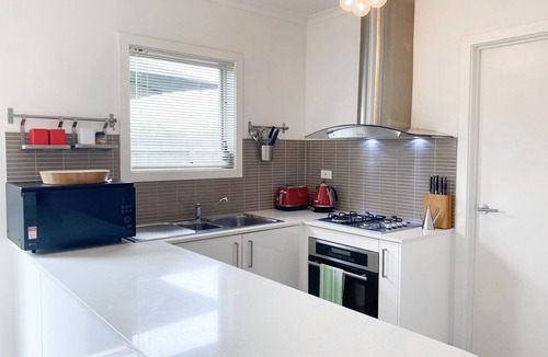 Safety Beach House | Prime Location! within 120m walk to the beach, boatramp and 200m from shops.