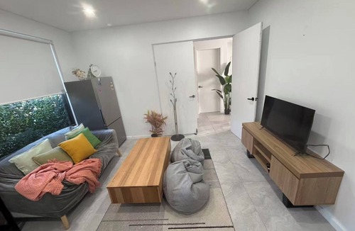Peakhurst House | Private 2BR Suite with Separate Entry In Peakhurst