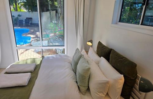 Mountain Creek House | Private 8m Pool with 3 In-Pool Lounges 2 Ensuites For Summer Holidays Near Mooloolaba Beach