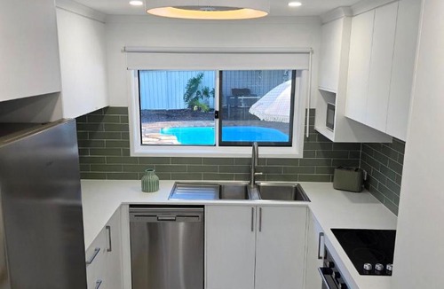 Mountain Creek House | Private 8m Pool with 3 In-Pool Lounges 2 Ensuites For Summer Holidays Near Mooloolaba Beach