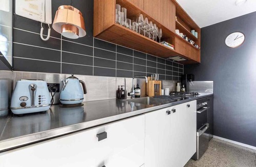 Fitzroy Apartment | Private balcony garden oasis in the heart of Fitzroy