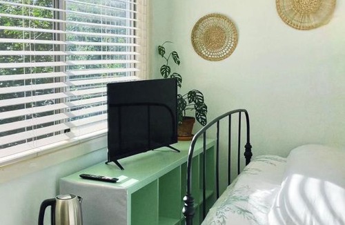 Marsfield House | Private bath garden view guest room pet friendly