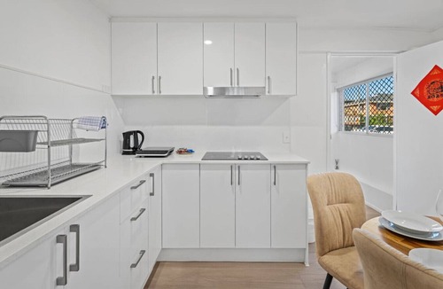 Macgregor House | Private bed Suite Near Garden City with Kitchen