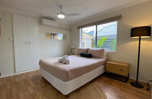Warana House | Private Guesthouse - Pet friendly - Walk to Beach