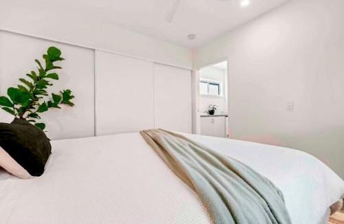 Oxley Apartment | Private Modern Bungalow - Separate Entry