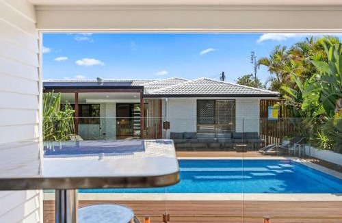 Point Vernon House | Private Poolside Paradise -PoolBar - Walk to Beach