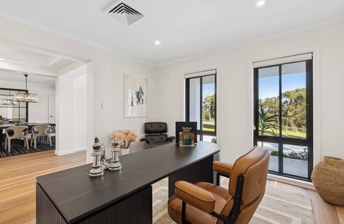 Kariong House | Private Resort Estate. Pool. Firepit. Sleeps 10