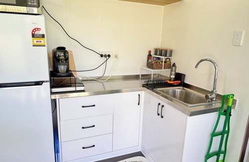 Howard House | Private Studio Pod well equipped | Walk to Town | Aircon, Deck & BBQ, Wifi