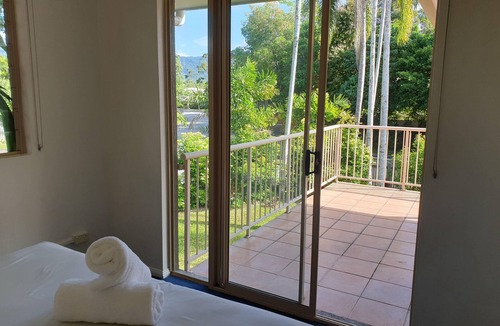 Port Douglas Villa | Private Villa with large fenced courtyard garden, close to St Crispins Cafe.