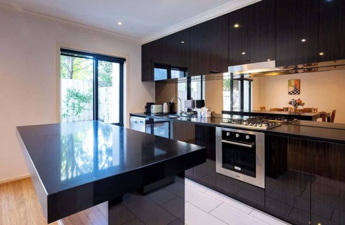 Bundoora House | Puddings Home 4BR Bundoor modern stay family