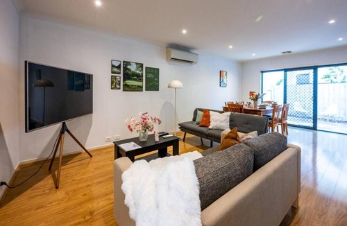 Bundoora House | Puddings Home 4BR Bundoor modern stay family