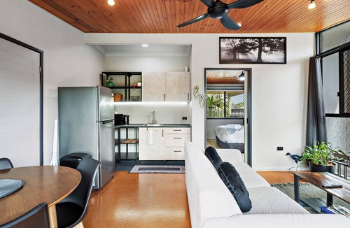 Redcliffe House | Pukeko Guesthouse - Relax in Redcliffe