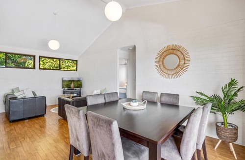 Alexandra Headland Apartment | Quaint 2-Bed Beach Abode with Ocean Views
