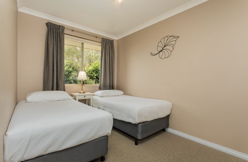 Centennial Park Hotel | Quality Apartments Banksia Gardens WA
