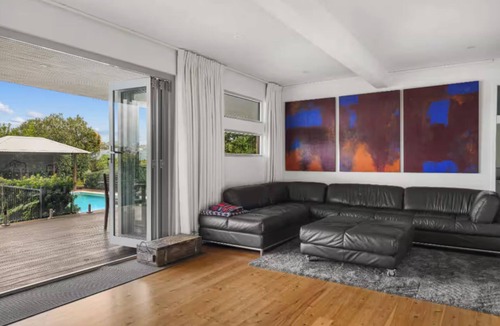 Wamberal Bed & Breakfast | Queen Bedroom - Courtyard View - Close to Beach & Golf Course.