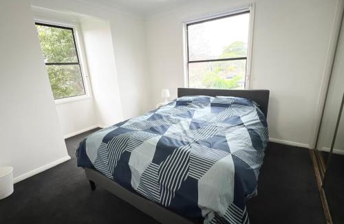 South Wentworthville House | Queen Room in Two Story House with Swimming Pool - SW3